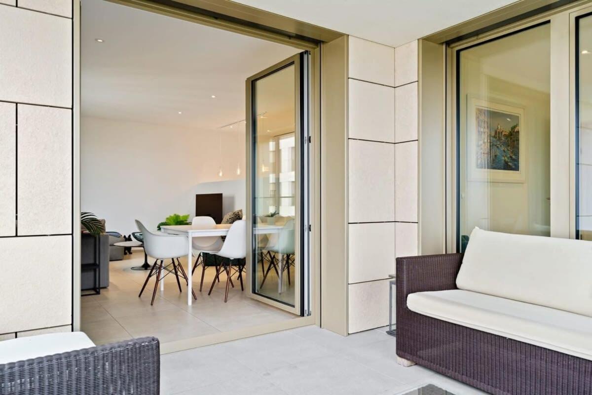 Lux City Escape 2br Apt With Balcony & Workspace Appartement