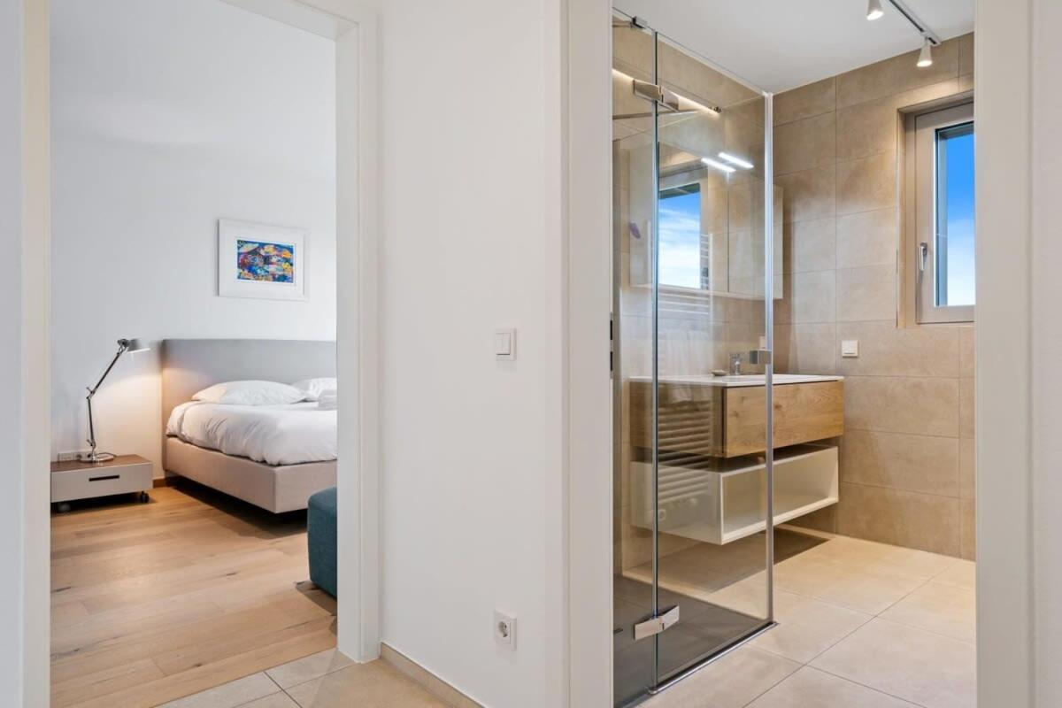 Lux City Escape 2br Apt With Balcony & Workspace Appartement