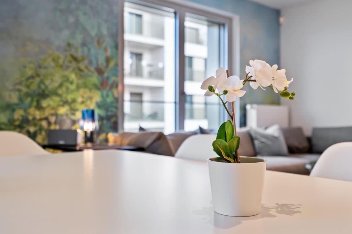 Lux City Escape 2br Apt With Balcony & Workspace Appartement